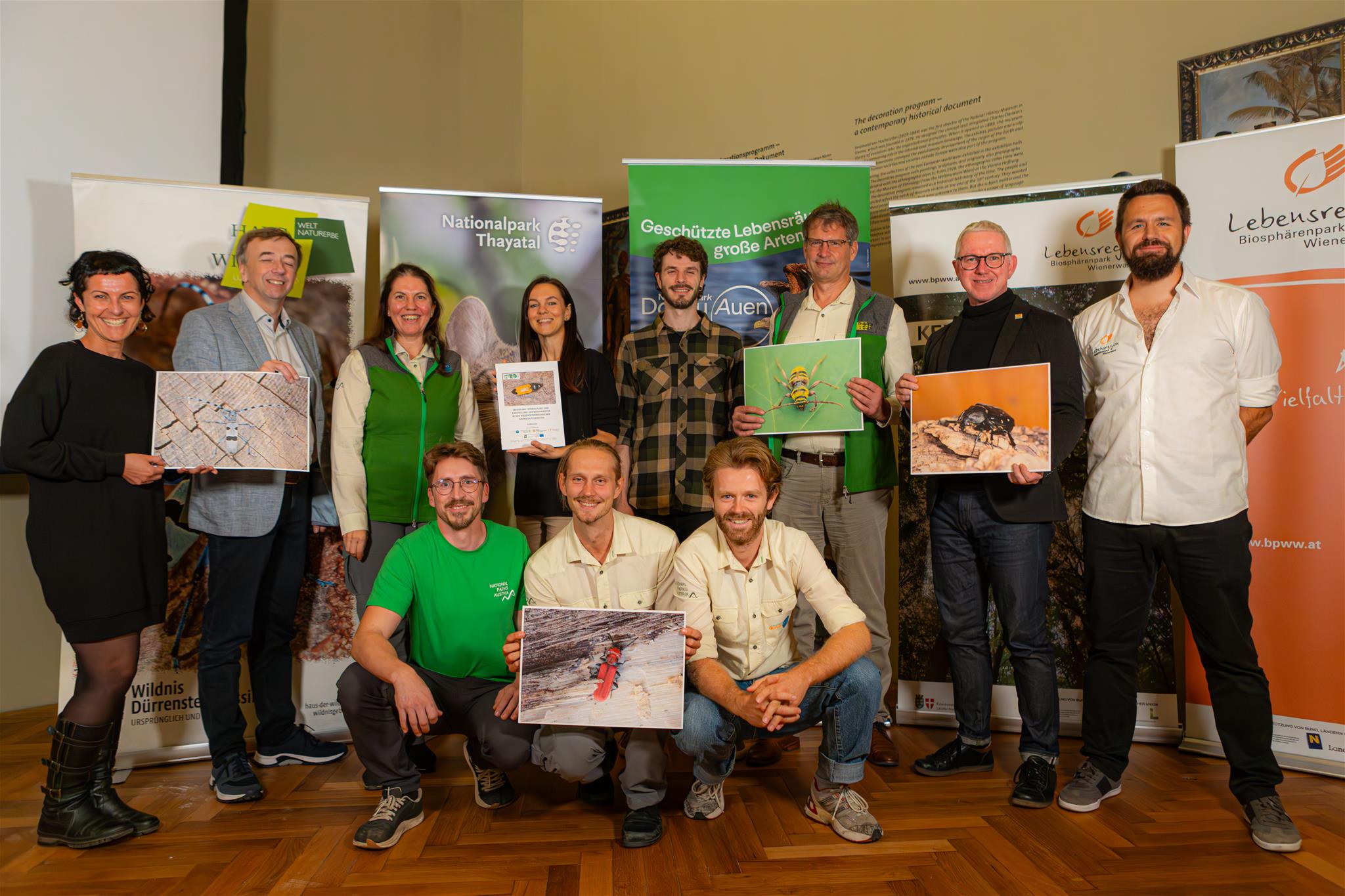 Auf dem Foto sieht man 13 Beteiligte Forscher:innen und NP-Mitarbeiter:innen
Gruppenfoto Abschlusspräsentation im NHM Wien, v.l. Christoph Leditznig, Geschäftsführer vom Wildnisgebiet Dürrenstein-Lassingtal, Christian Übl, Direktor des Nationalparks Thayatal, Edith Klauser, Direktorin des Nationalparks Donau-Auen und Andreas Weiß, Direktor des Biosphärenparks Wienerwald